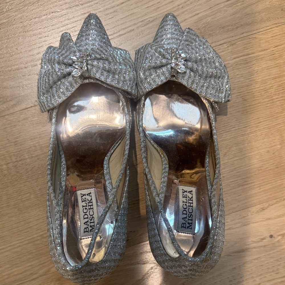 Badgley Mischka Silver Glitter Bow Pointed-Toe Stilettos